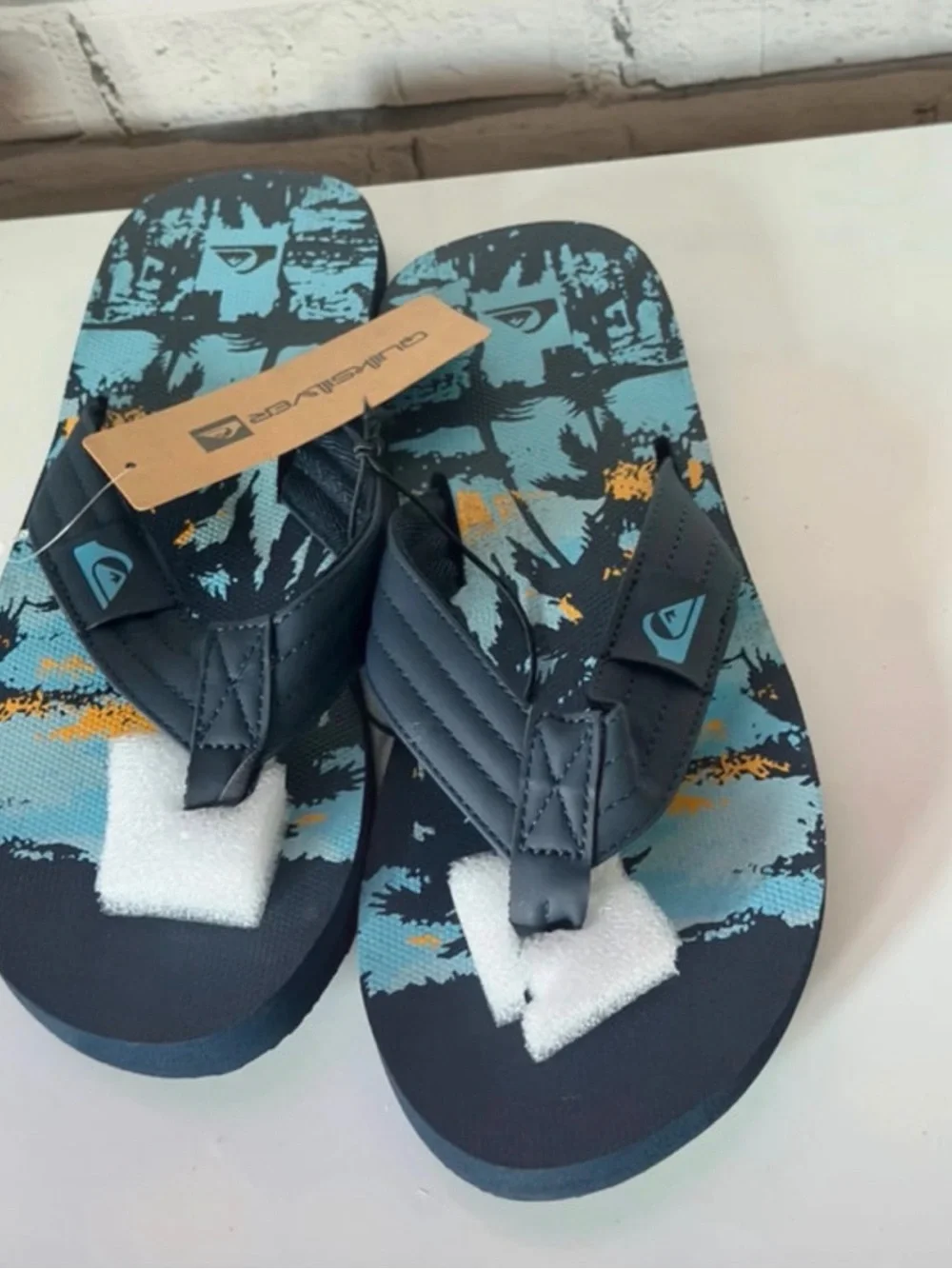 Quiksilver Foundation Men’s Flip Flops Sandals. Orange Blue. Size 10 or 11. NWT